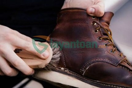  Làm sao để vệ sinh giày bảo hộ da luôn sạch và mới?